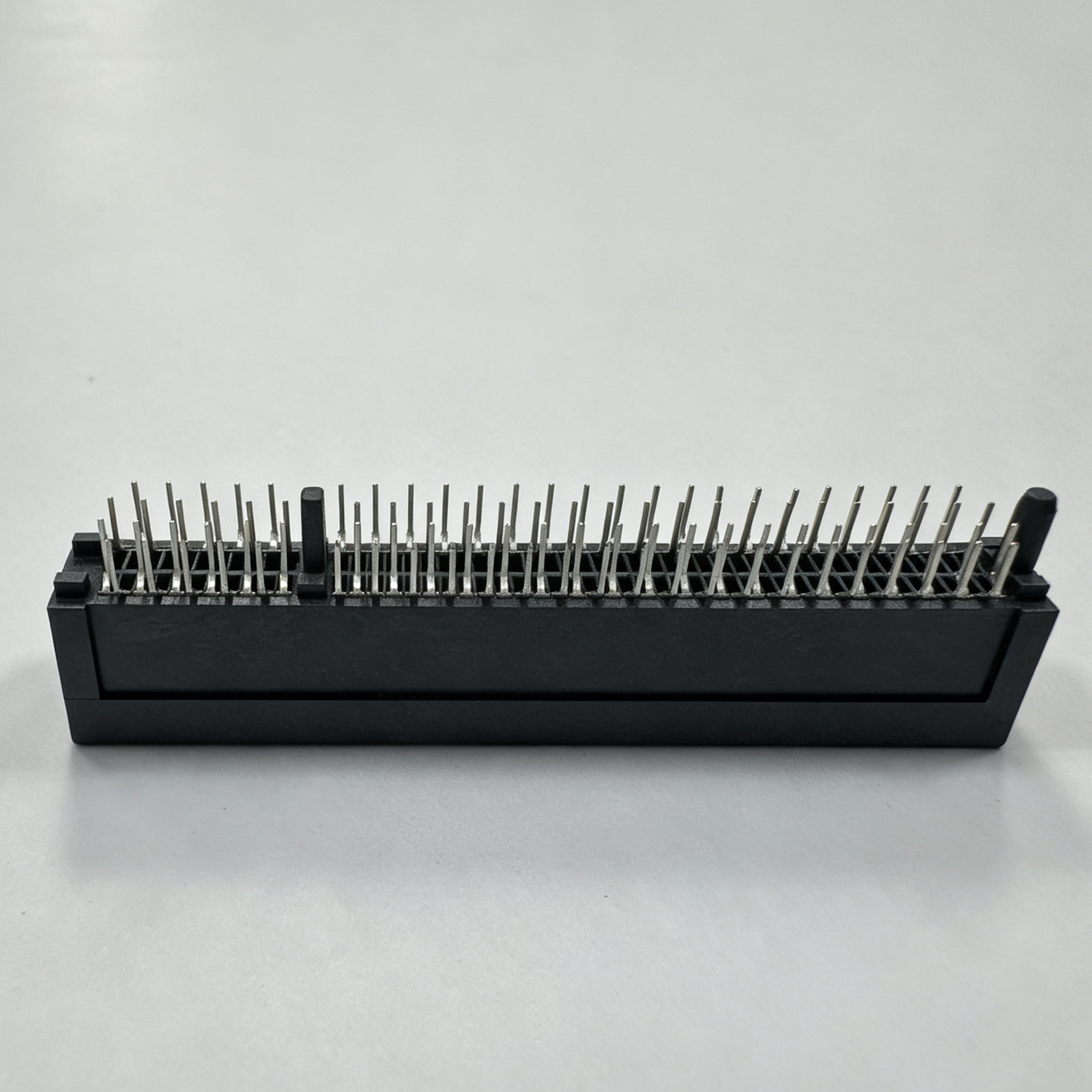 PCIe Gen4.0 98‑Pin Slot Connector, Shrouded Guide Post, DIP Black 3.1mm AuG/F