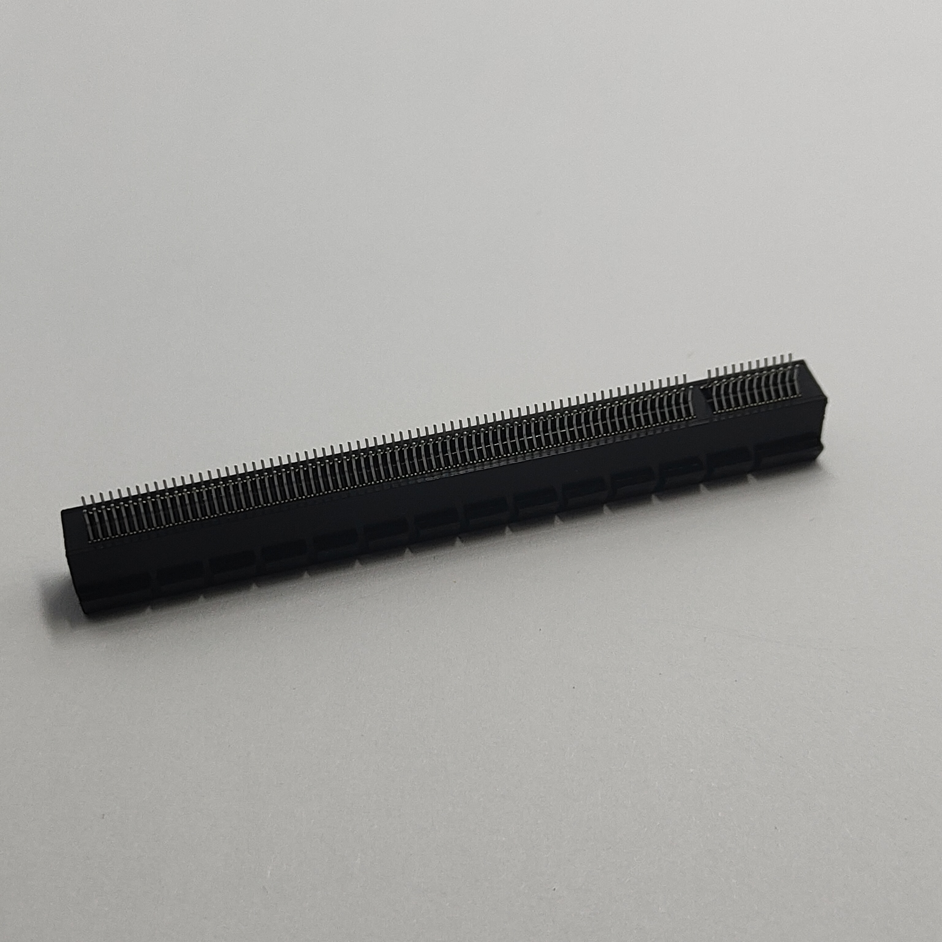 PCIe 164‑Pin Traditional Board‑Mount Connector, Non‑Rib, No‑Stand‑Off, Large Clip, PA66 Black, 3.85mm Pin Length, G/F Blister Tray Pack