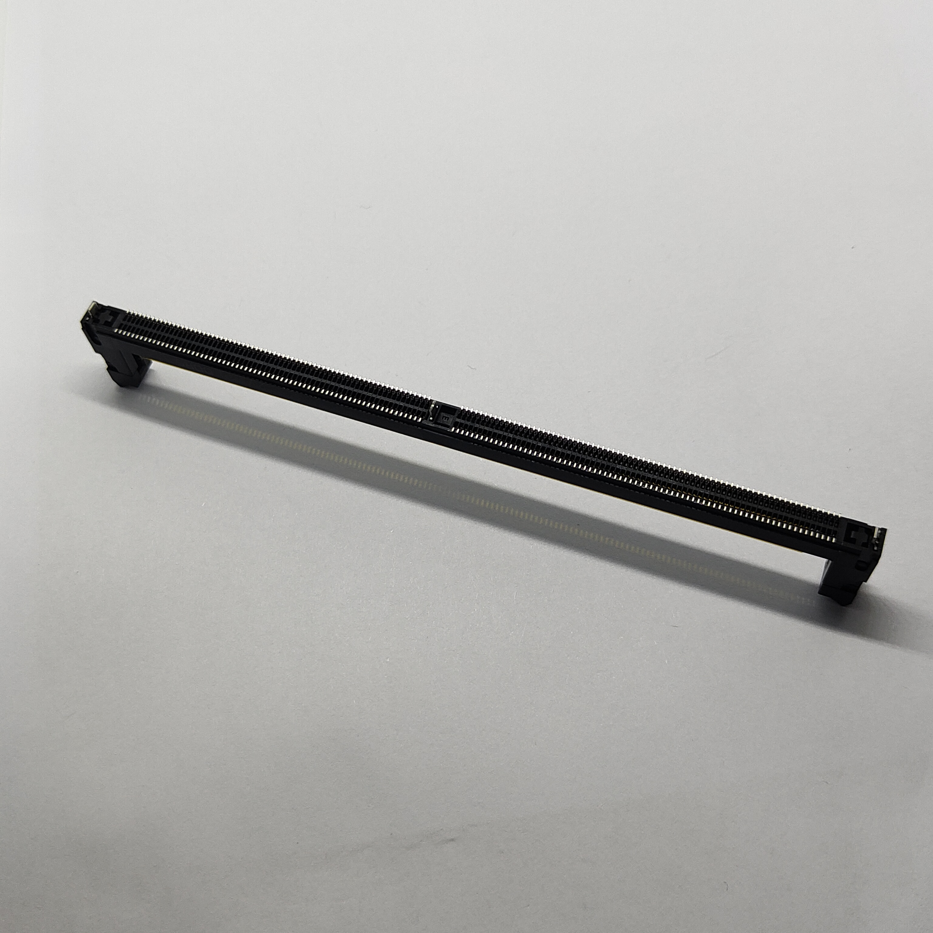 DDR5 288PIN RDIMM Short Latch Hard Tray with Mylar, L=120mm, Black, Au 30μ"