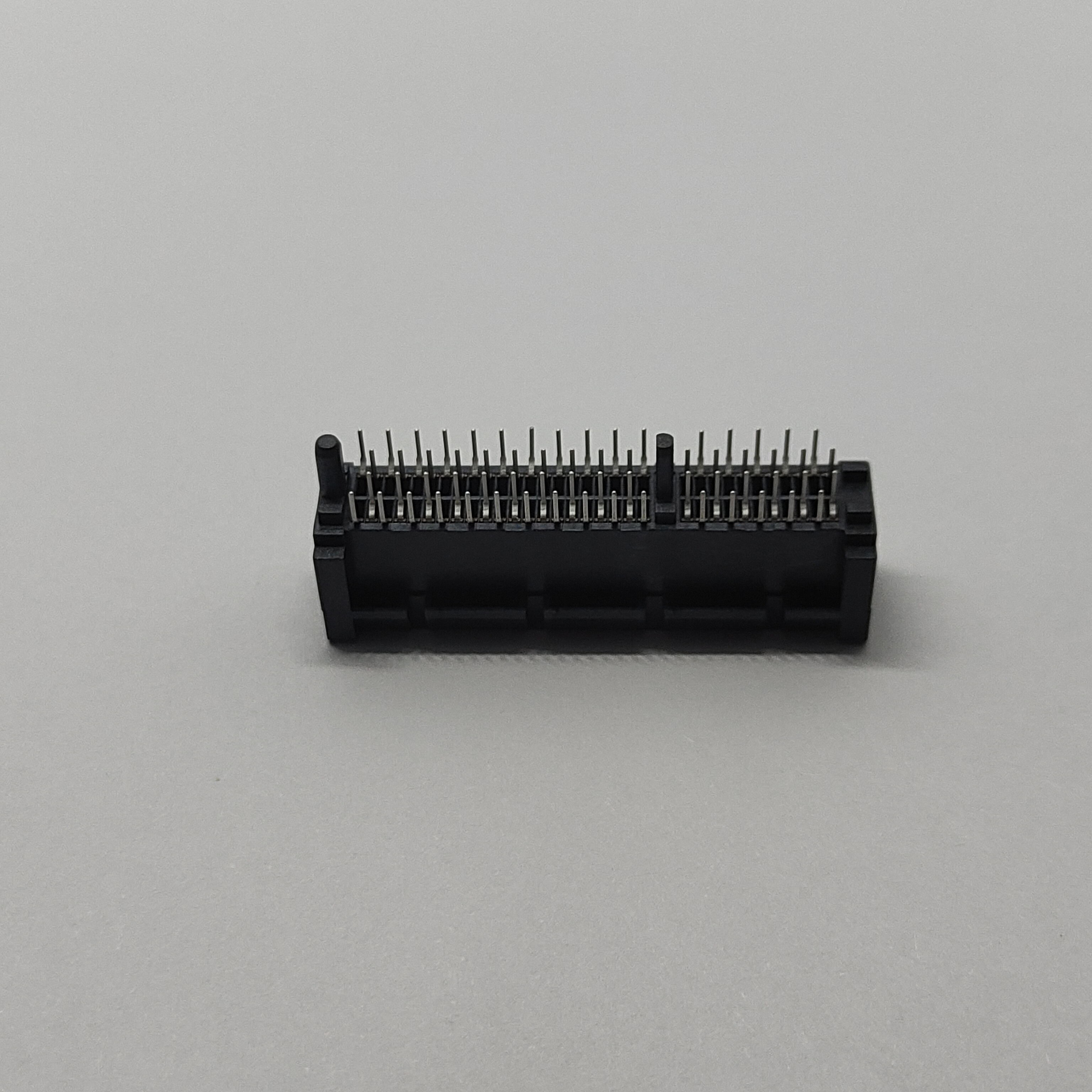 PCIe Gen4.0 (16GT/s) 64P Slot Wlth Post G/F BLACK TRAY DIM A=2.5