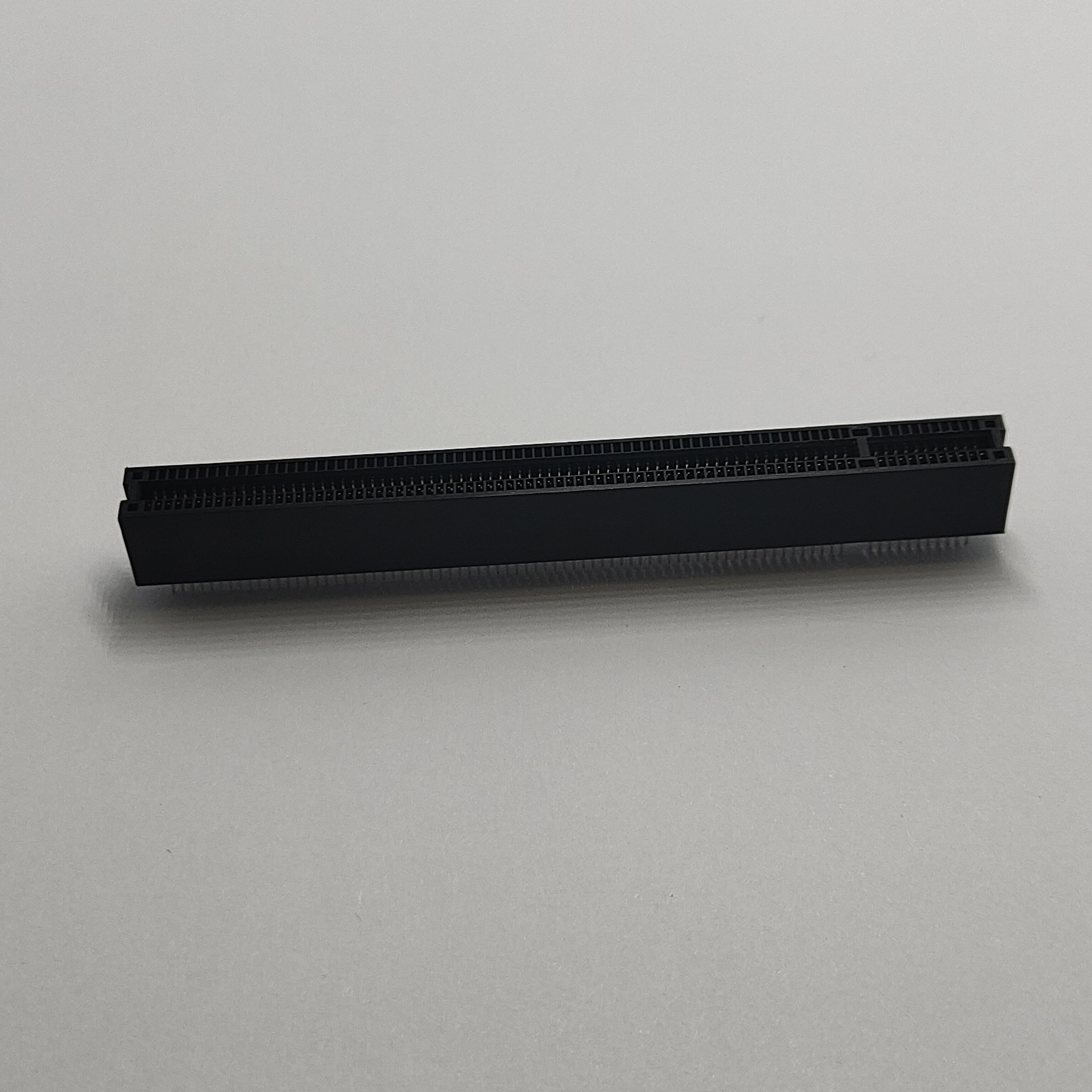 PCIe 164‑Pin Traditional Board‑Mount Connector, Non‑Rib, No‑Stand‑Off, Large Clip, PA66 Black, 3.85mm Pin Length, G/F Blister Tray Pack