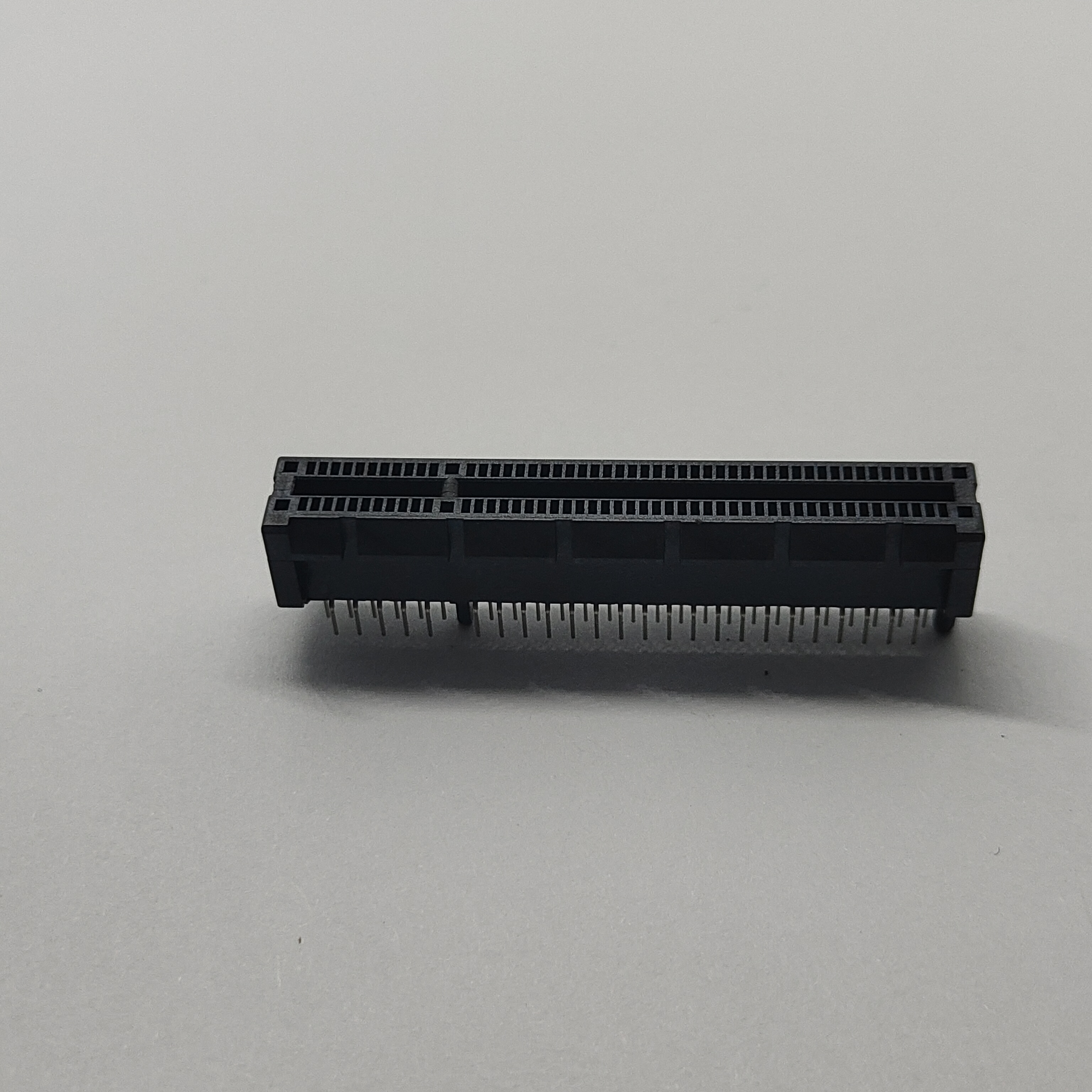 PCIe Gen4.0 16GT/s 98P Slot With Post, LCP Au15u'', 2.0mm PCB Thickness DIP Pin Length 3.1mm