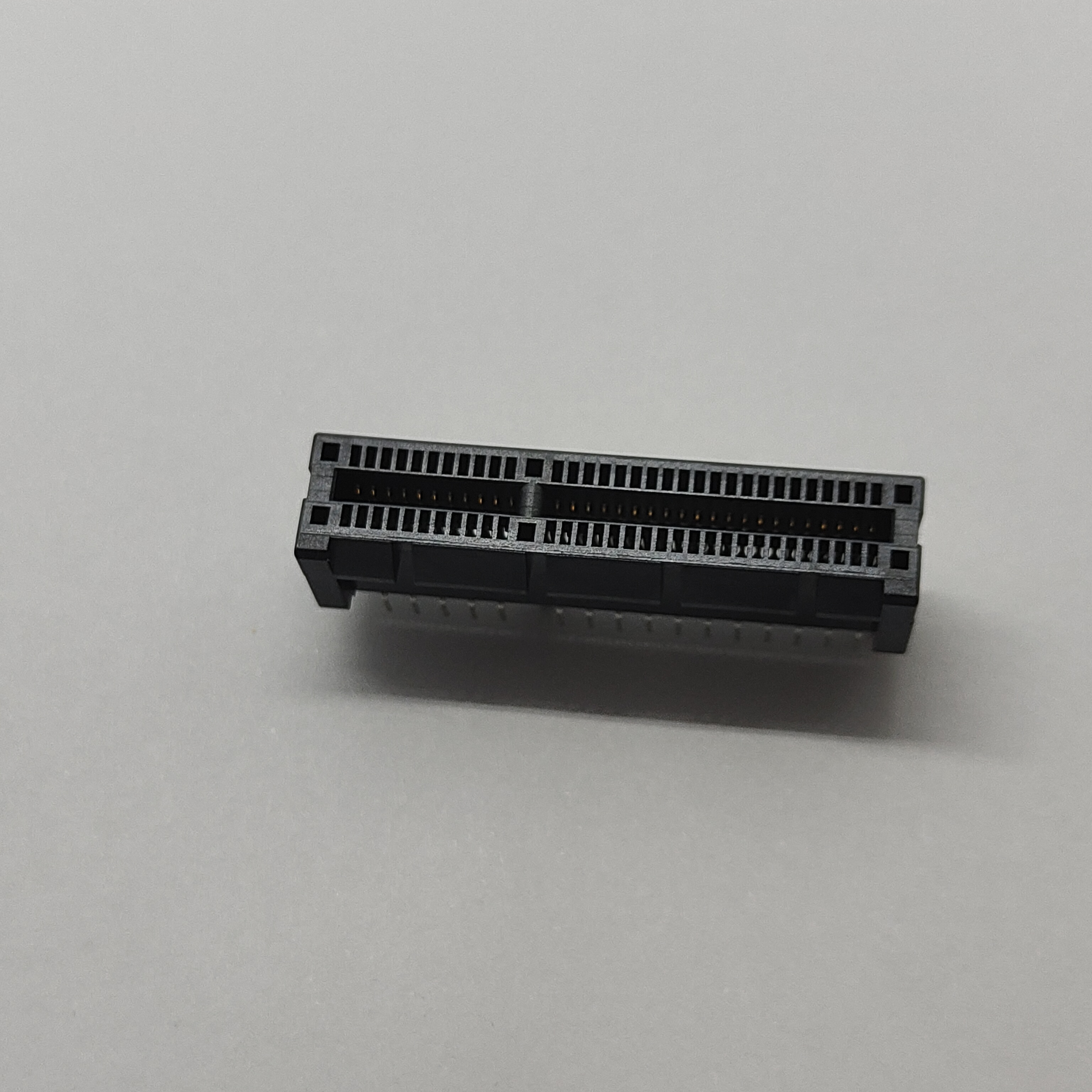 PCIe Gen4.0 (16GT/s) 64P Slot Wlth Post G/F BLACK TRAY DIM A=2.5