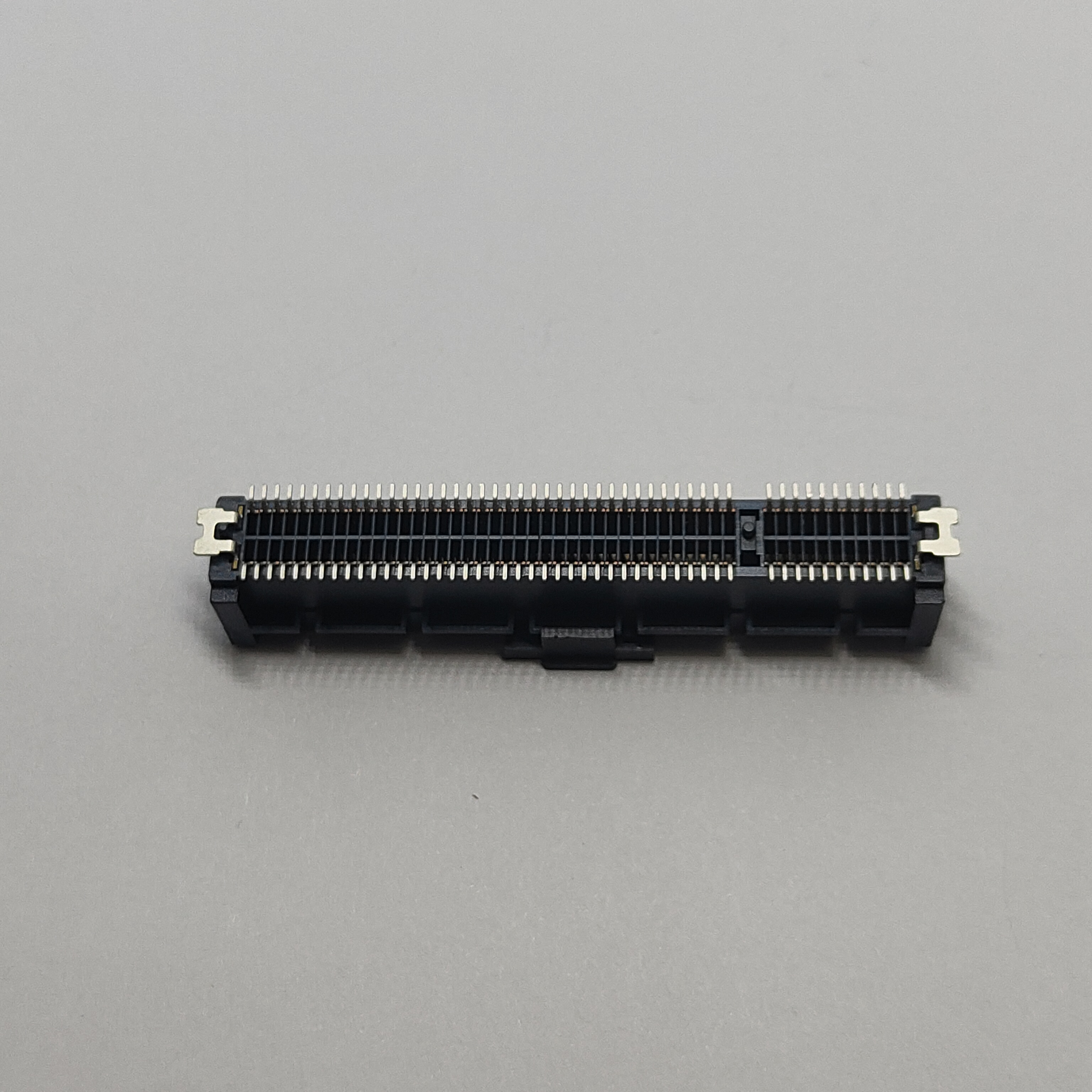 PCIe Gen4.0 98‑Pin Vertical SMT Connector w/ Ground Clip Au15u'' Rear Cover, Tape & Reel, No Logo