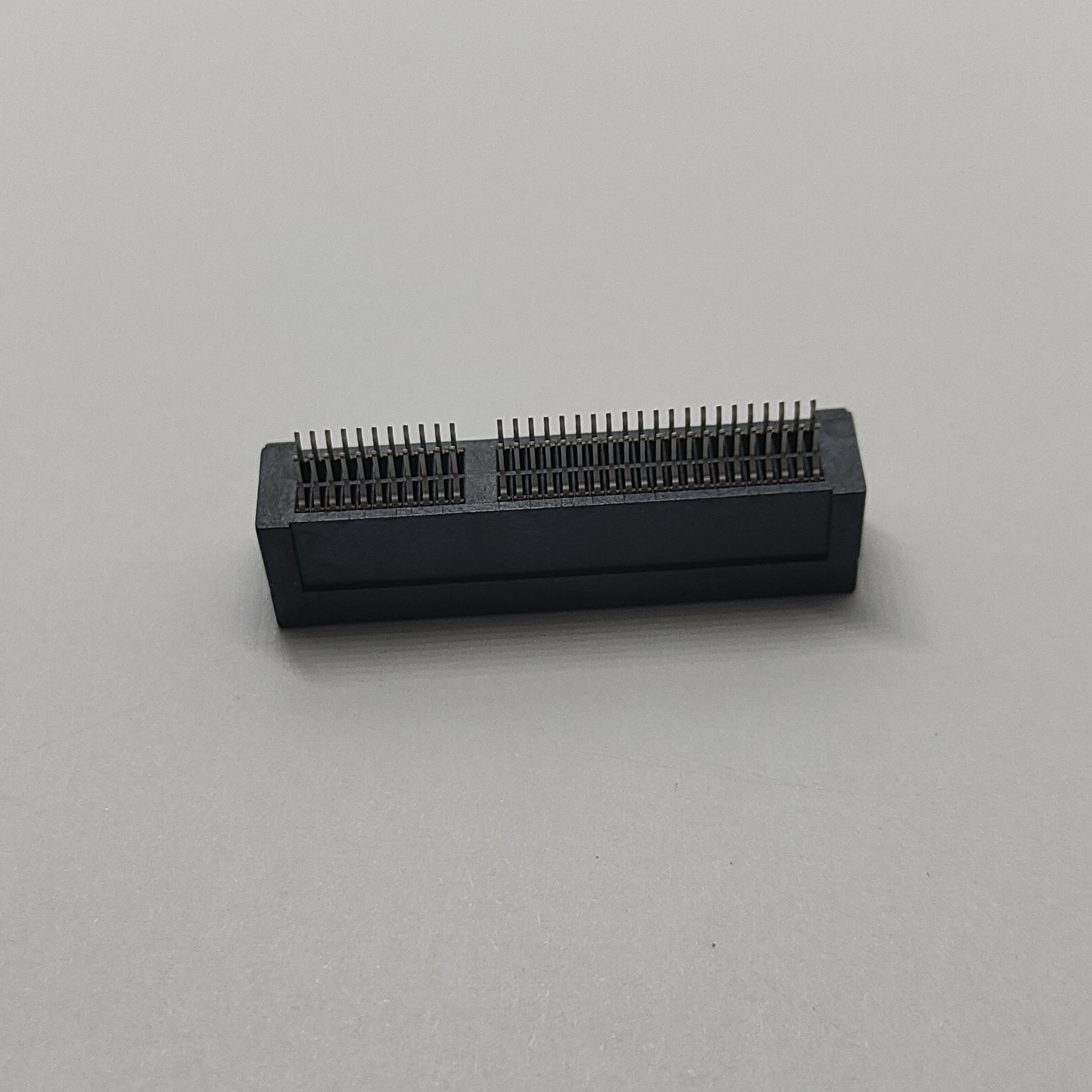 PCIe 4.0 64Pin Eaves‑Type Open Clip‑in Socket Au15u''