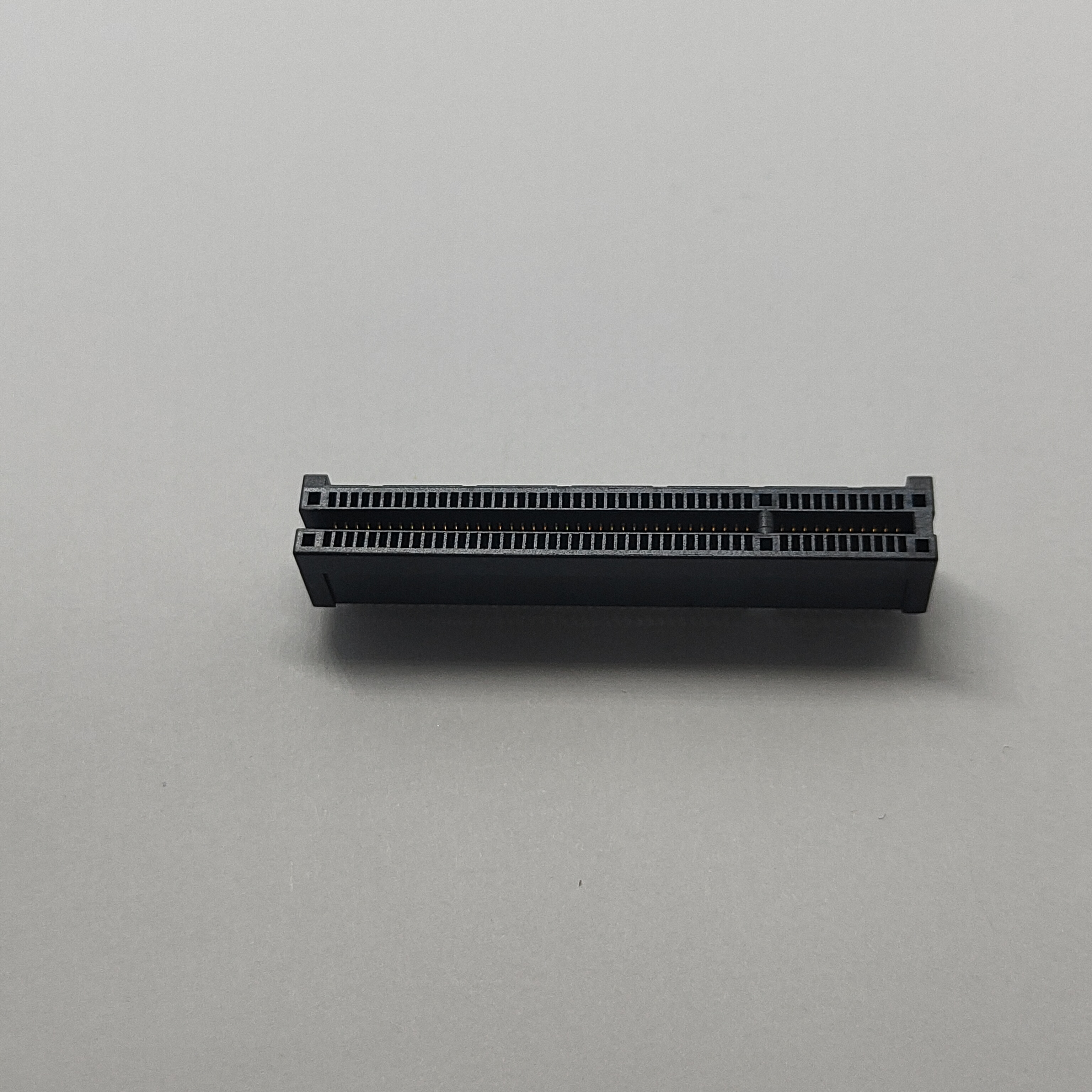 PCIe Gen 4.0 98Pin Shrouded Open Clamp‑Type Connector Au15u''