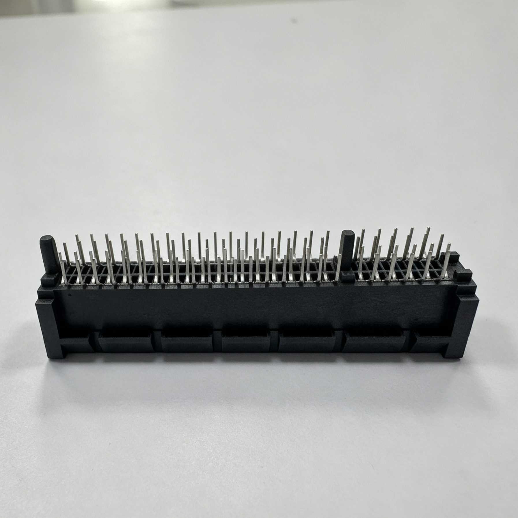 PCIe Gen4.0 98‑Pin Slot Connector, Shrouded Guide Post, DIP Black 3.1mm AuG/F