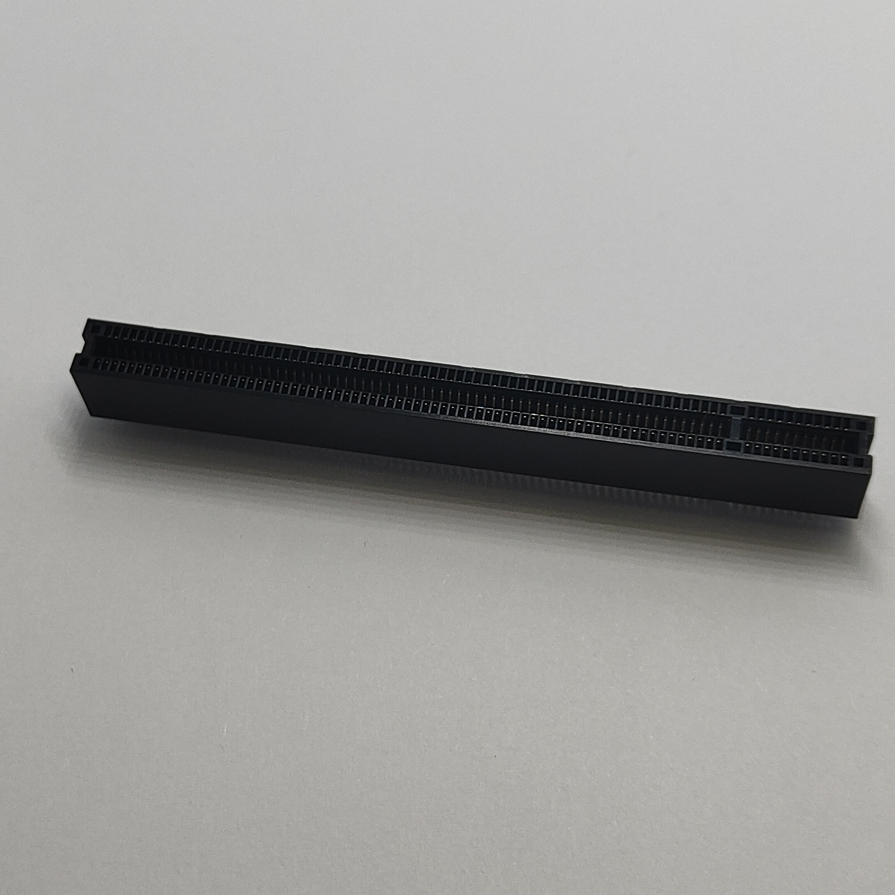 PCIe 164‑Pin Traditional Board‑Mount Connector, Non‑Rib, No‑Stand‑Off, Large Clip, PA66 Black, 3.85mm Pin Length, G/F Blister Tray Pack