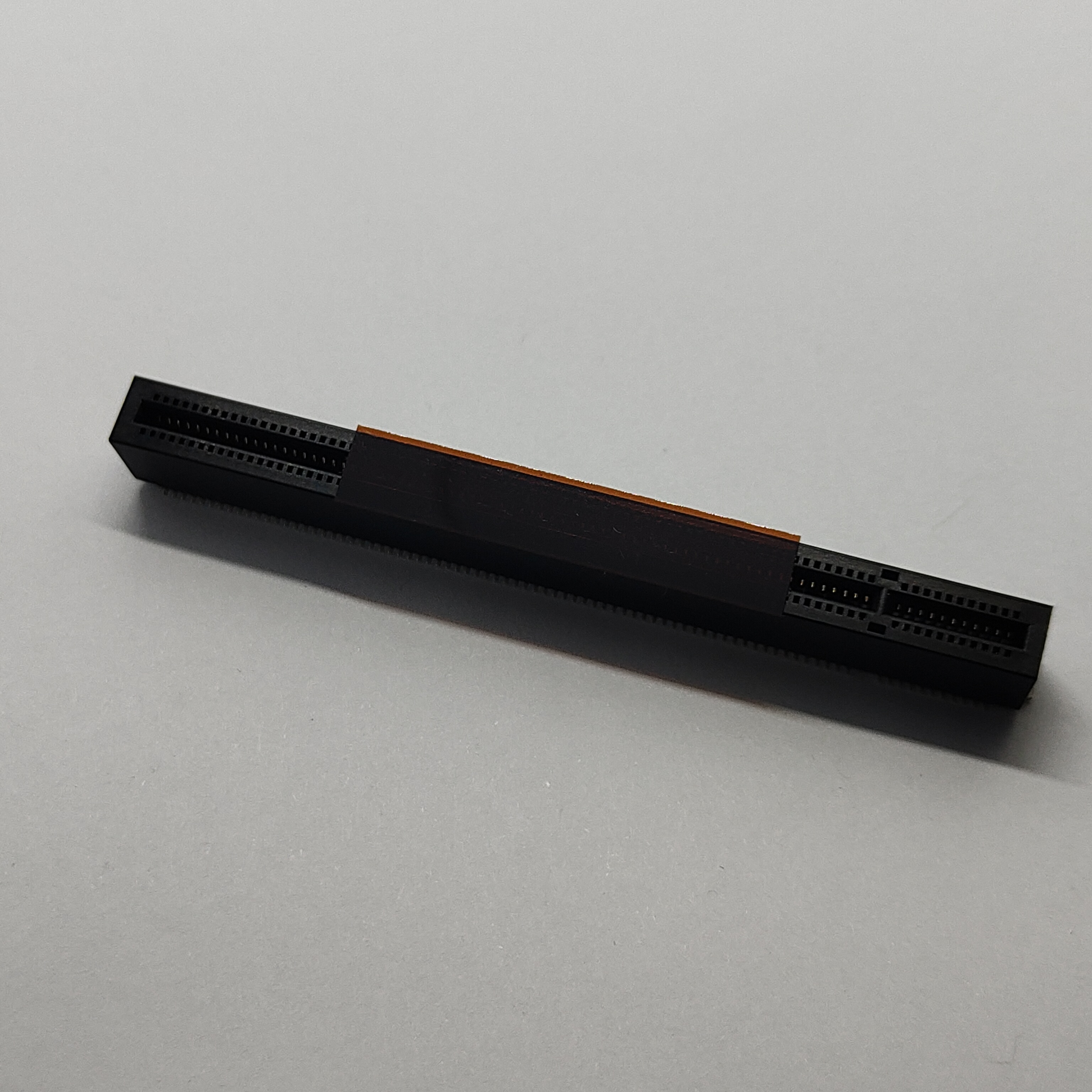 PCIe 5.0 SMT Type 164Pin, 15μ" Gold Plating, No Latch, No Shield Shell, No Slot & Side Overhang