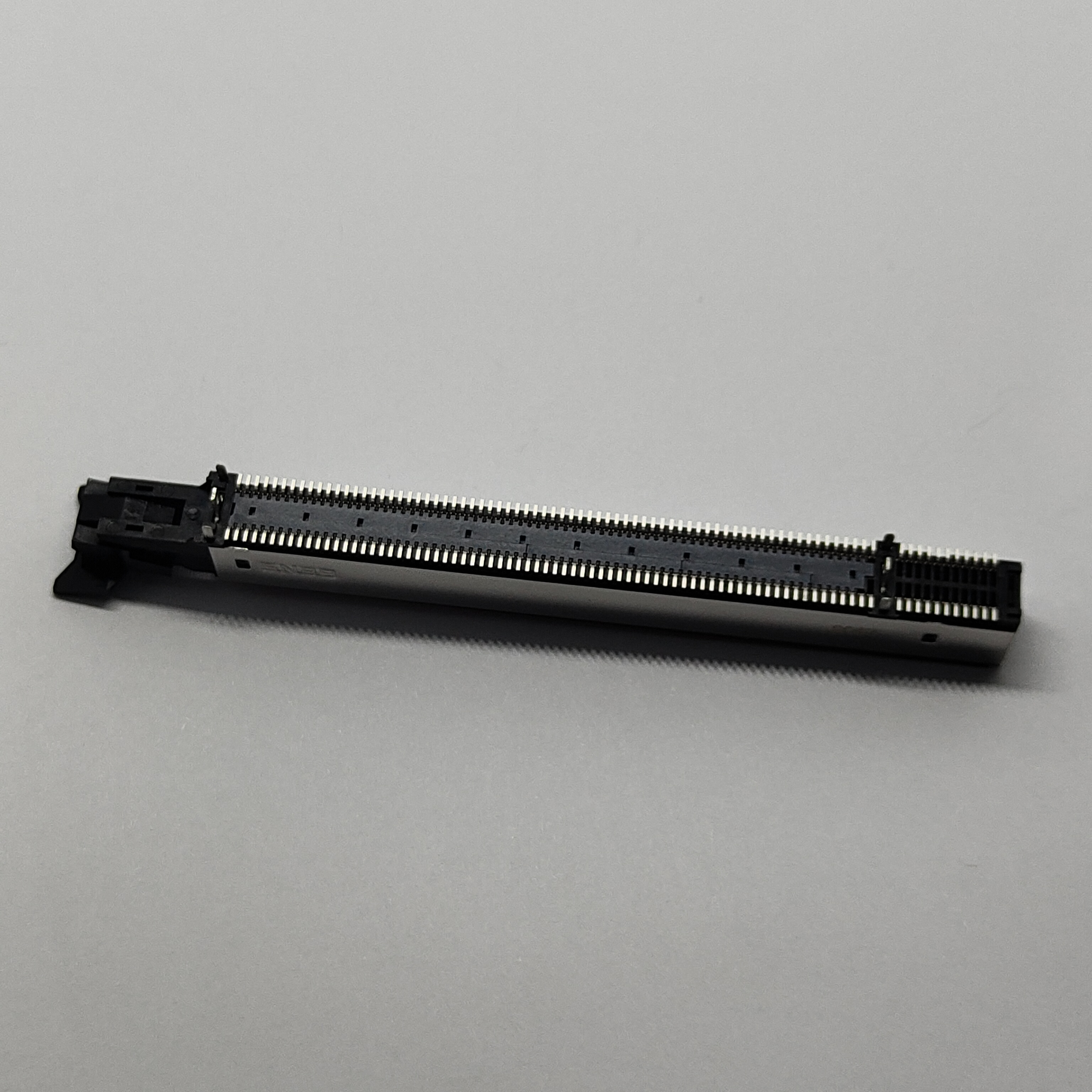 PCIe 5.0 SMT Connector with Eject Latch, Au 15μ", Black