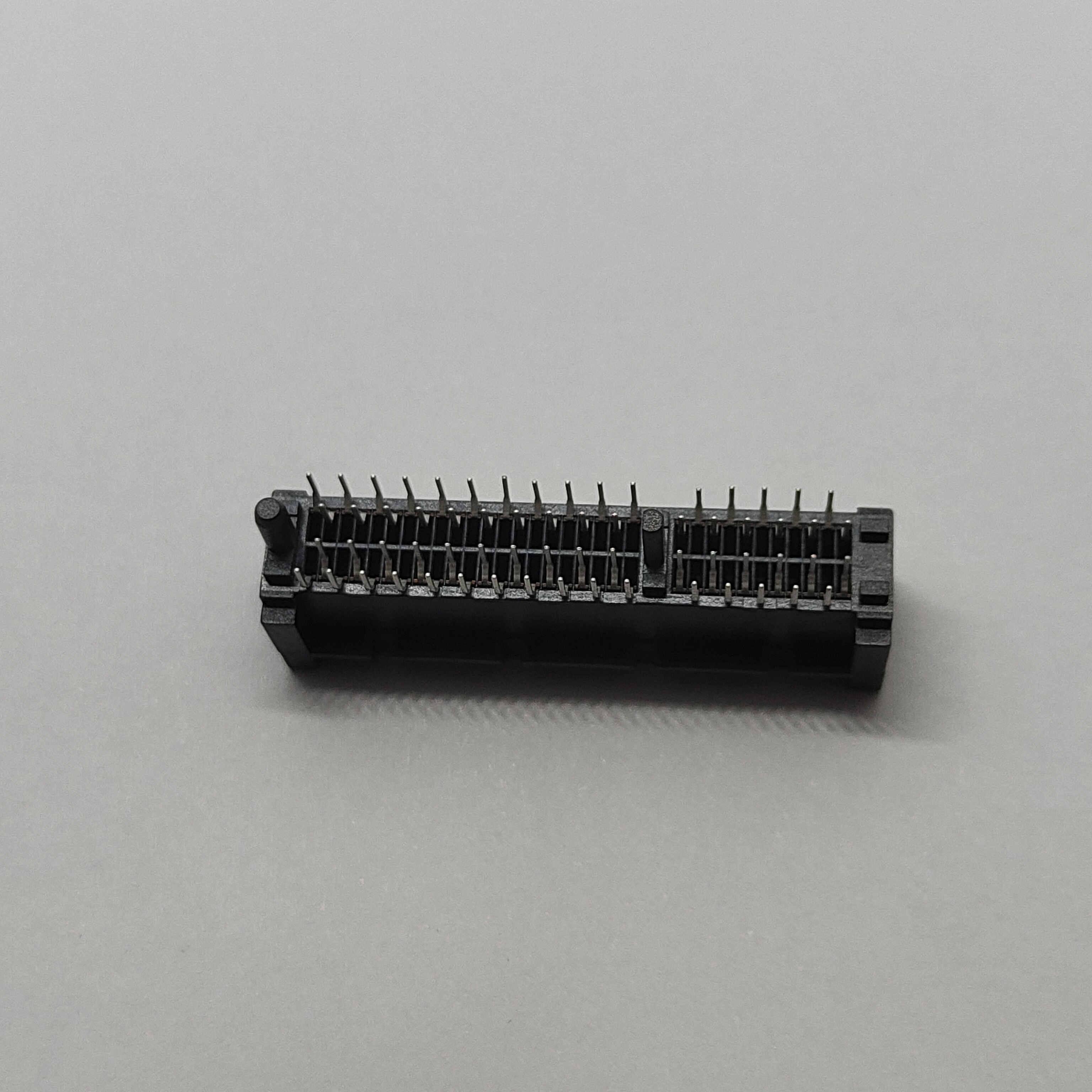 PCIe Gen4.0 (16GT/s) 64P Slot Wlth Post G/F BLACK TRAY DIM A=2.5