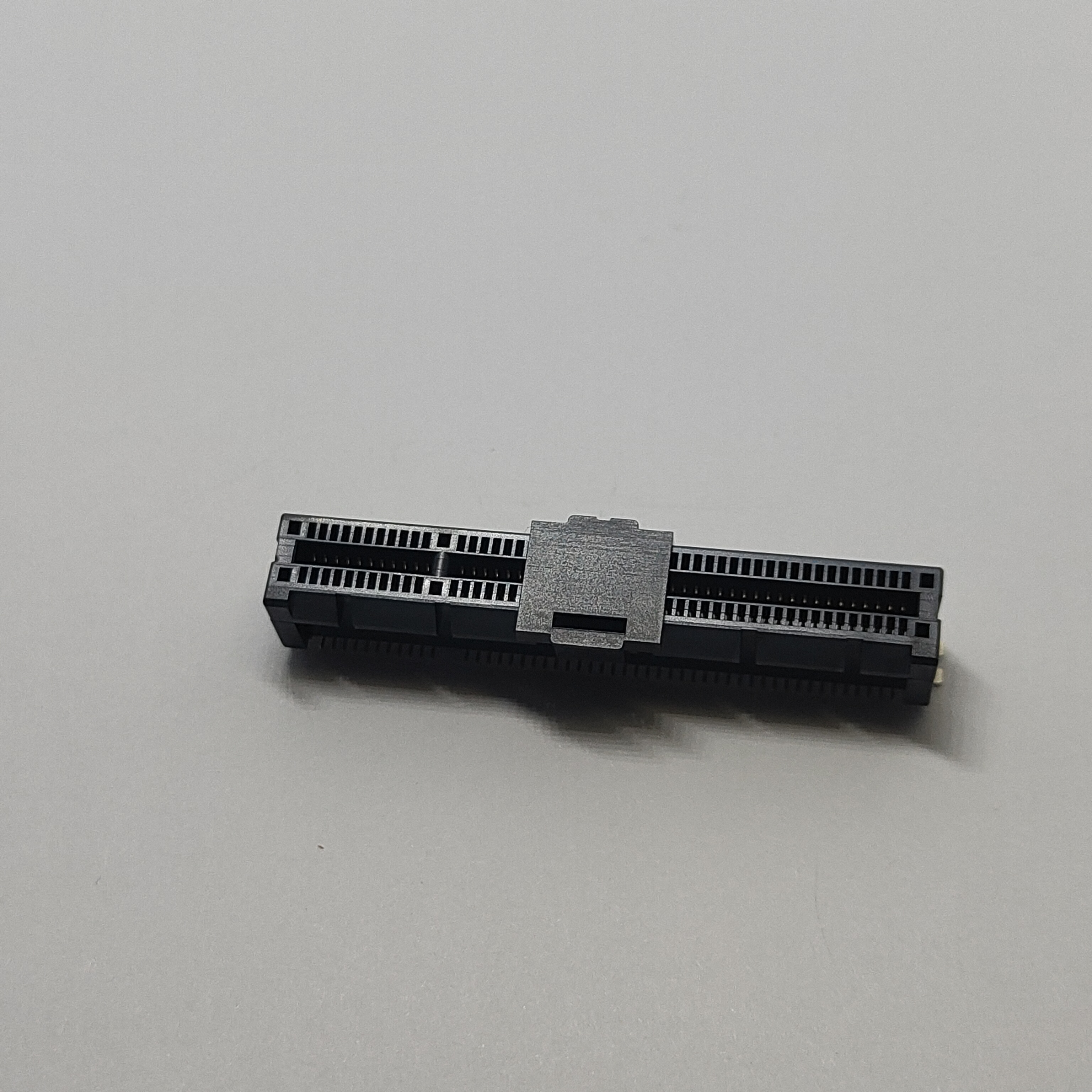 PCIe Gen4.0 98‑Pin Vertical SMT Connector w/ Ground Clip Au15u'' Rear Cover, Tape & Reel, No Logo