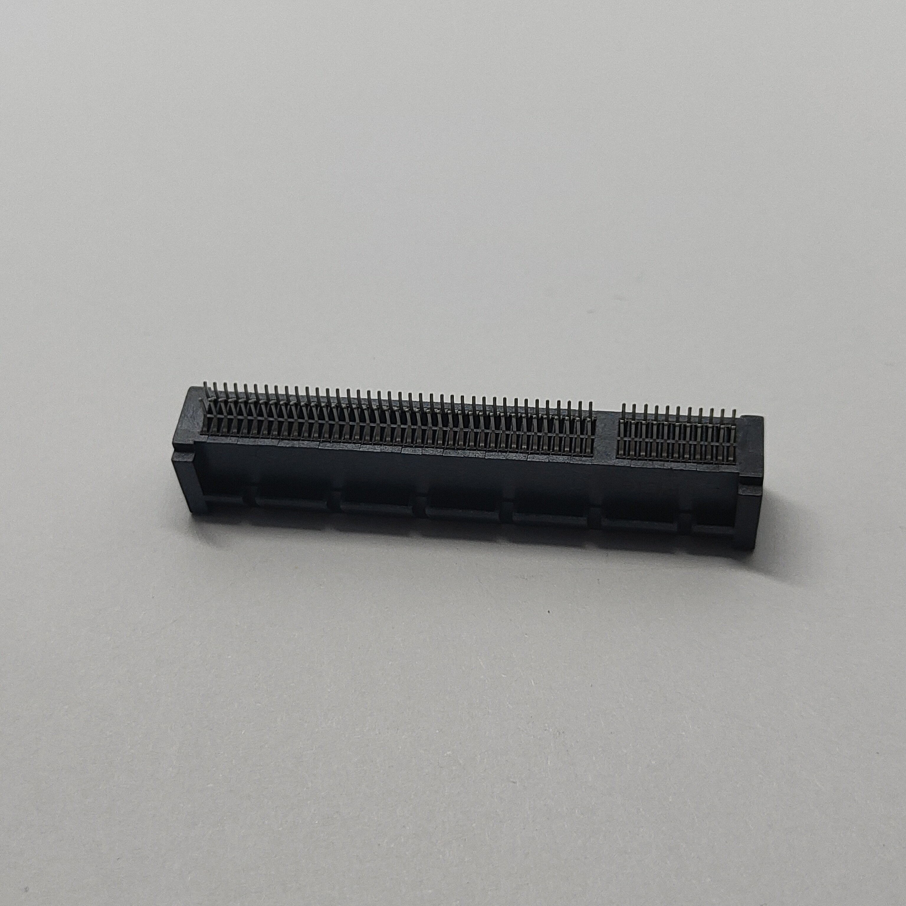 PCIe Gen 4.0 98Pin Shrouded Open Clamp‑Type Connector Au15u''