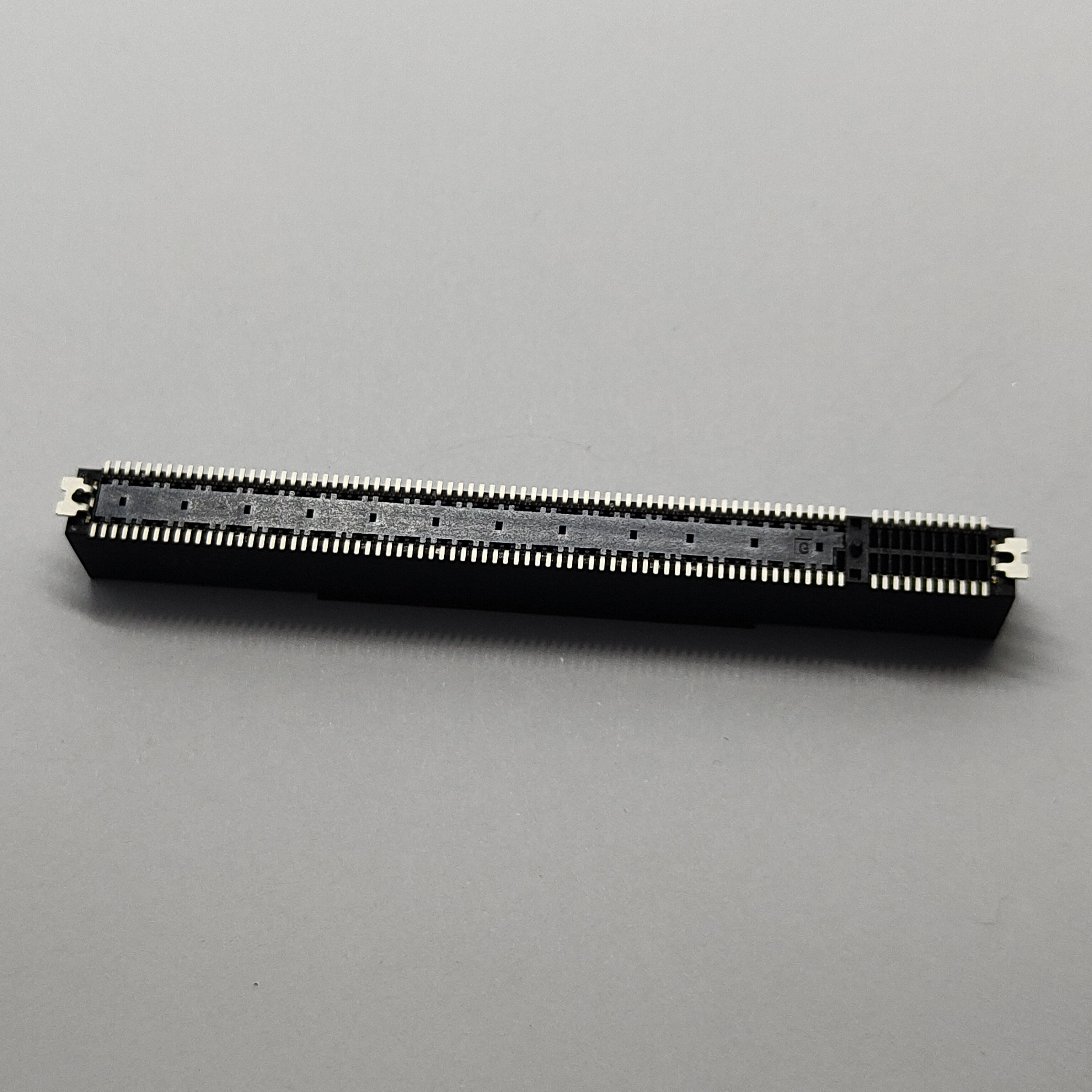 PCIe 5.0 SMT Type 164Pin, 15μ" Gold Plating, No Latch, No Shield Shell, No Slot & Side Overhang