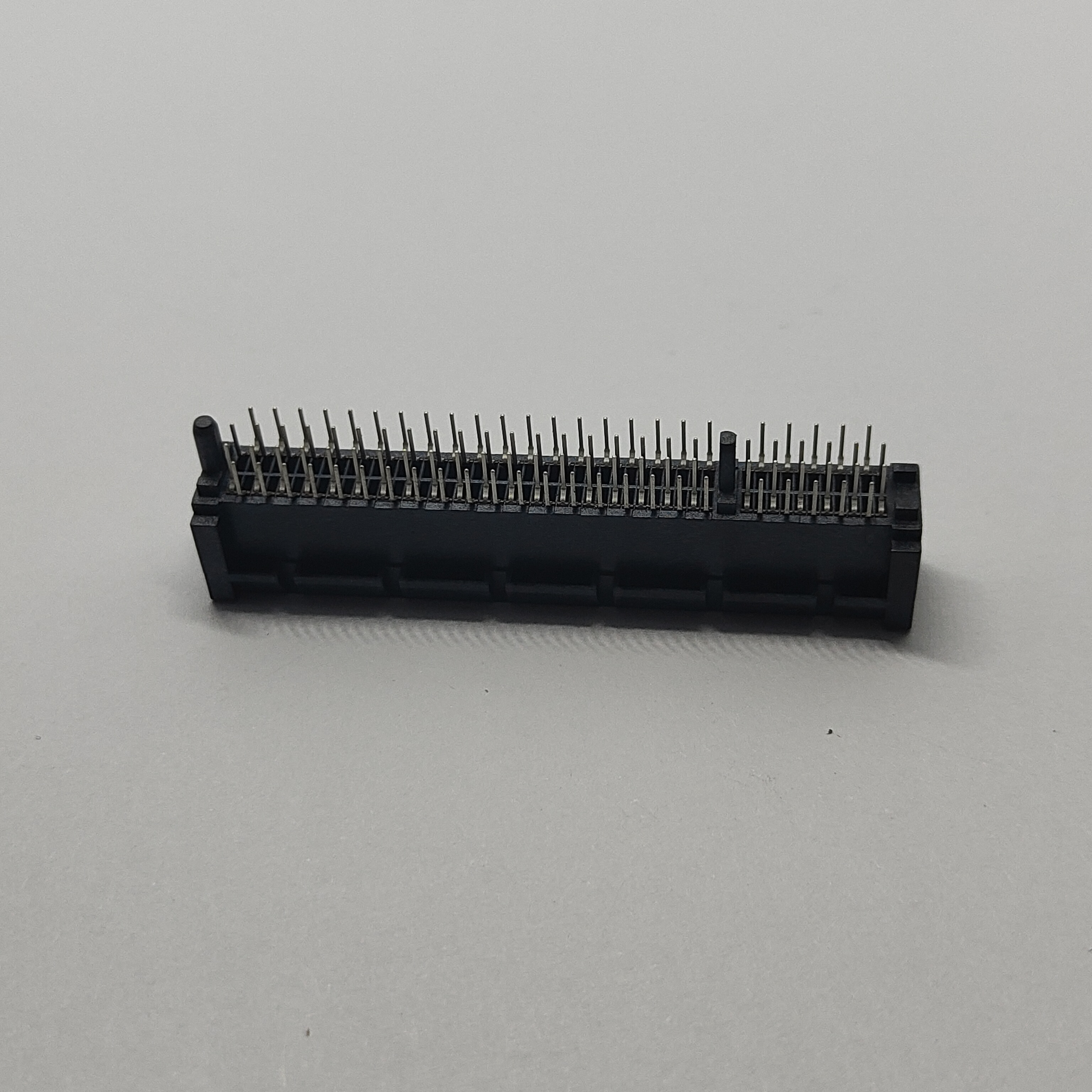 PCIe Gen4.0 16GT/s 98P Slot With Post, LCP Au15u'', 2.0mm PCB Thickness DIP Pin Length 3.1mm