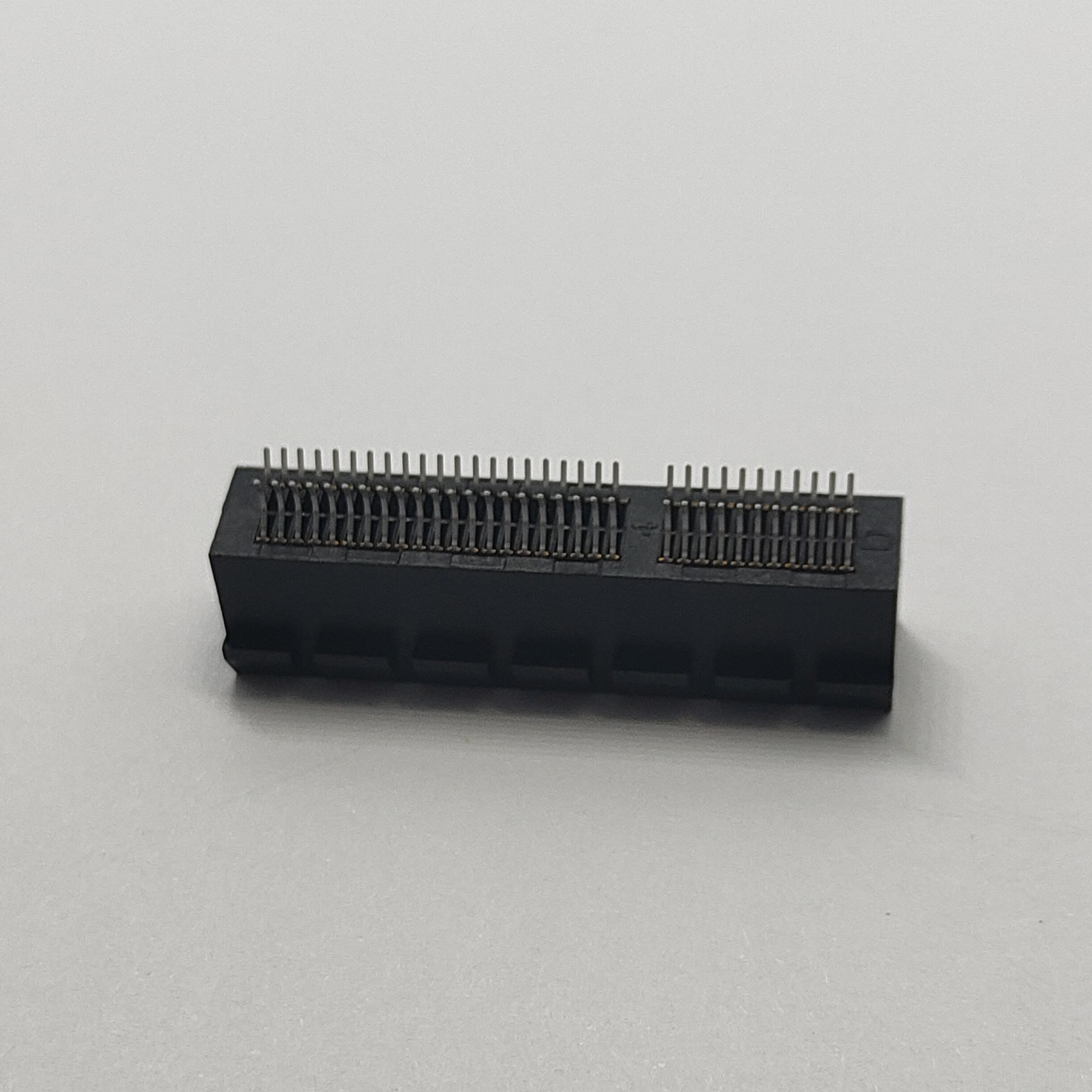 pcie‑64pin‑clamp‑connector‑straight‑pin‑rear‑3.jpg