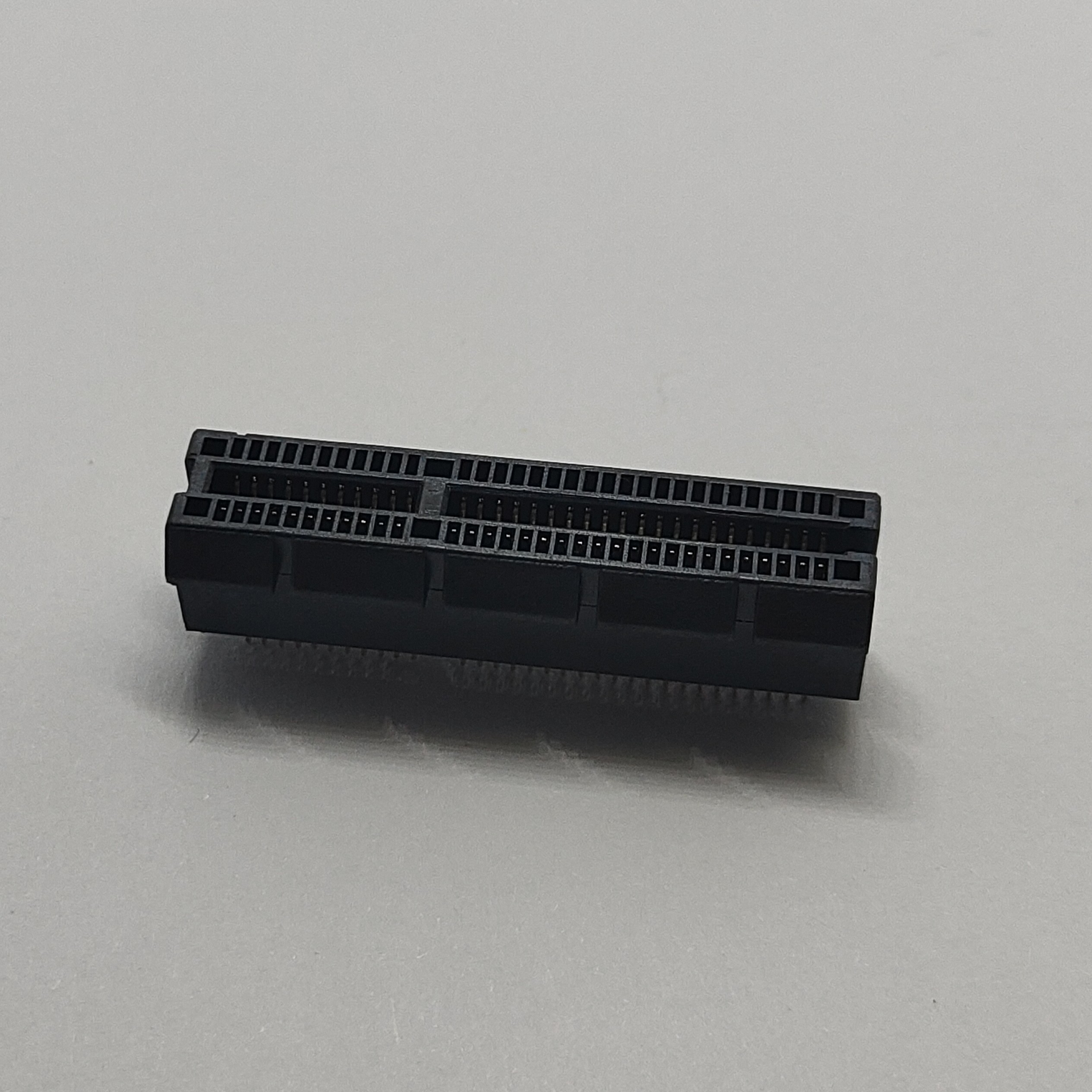 PCIe3.0 64Pin Low‑Angle Clamp SMT Connector, LCP Housing, Brass Gold‑Plated Pin, Tray Pack