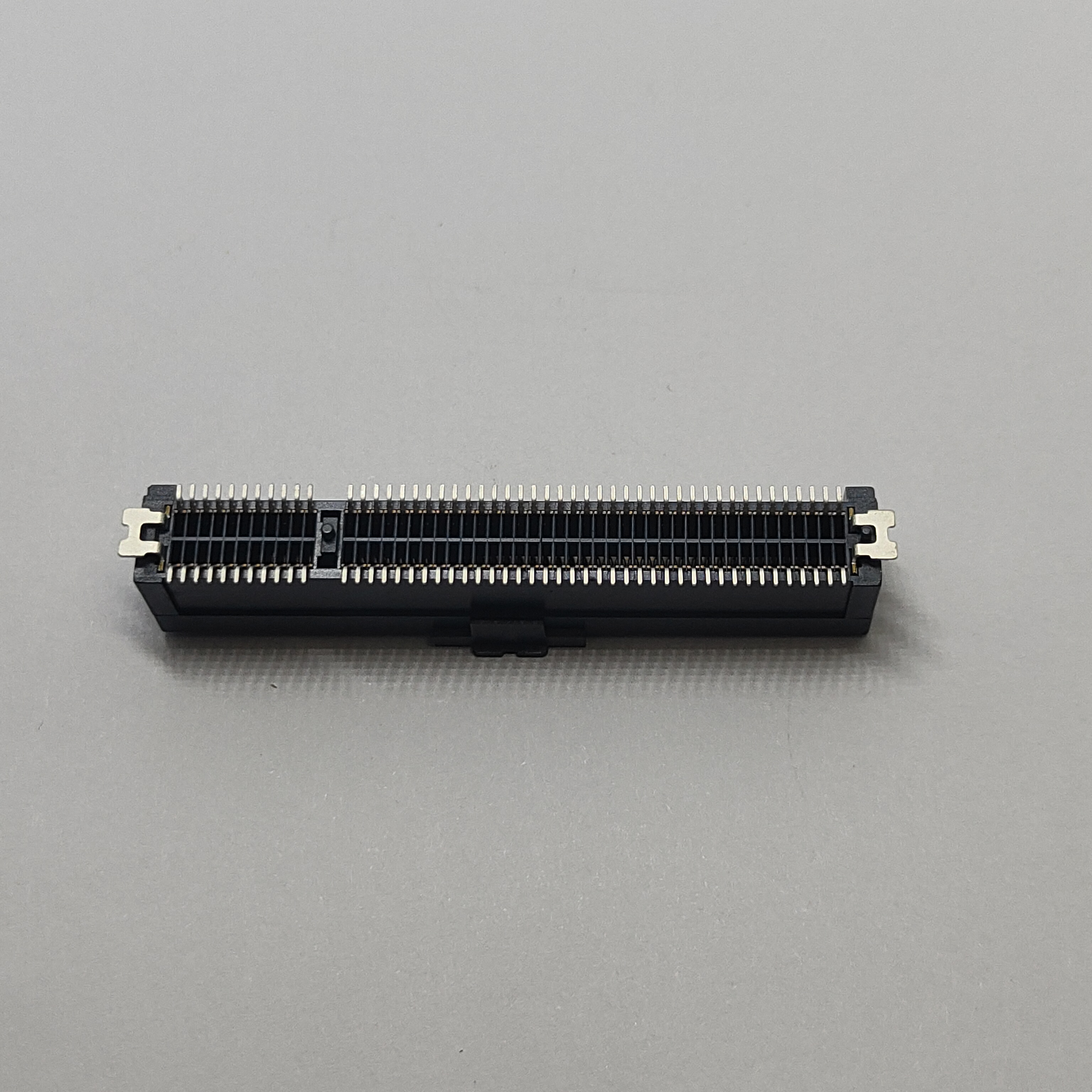 PCIe Gen4.0 98‑Pin Vertical SMT Connector w/ Ground Clip Au15u'' Rear Cover, Tape & Reel, No Logo