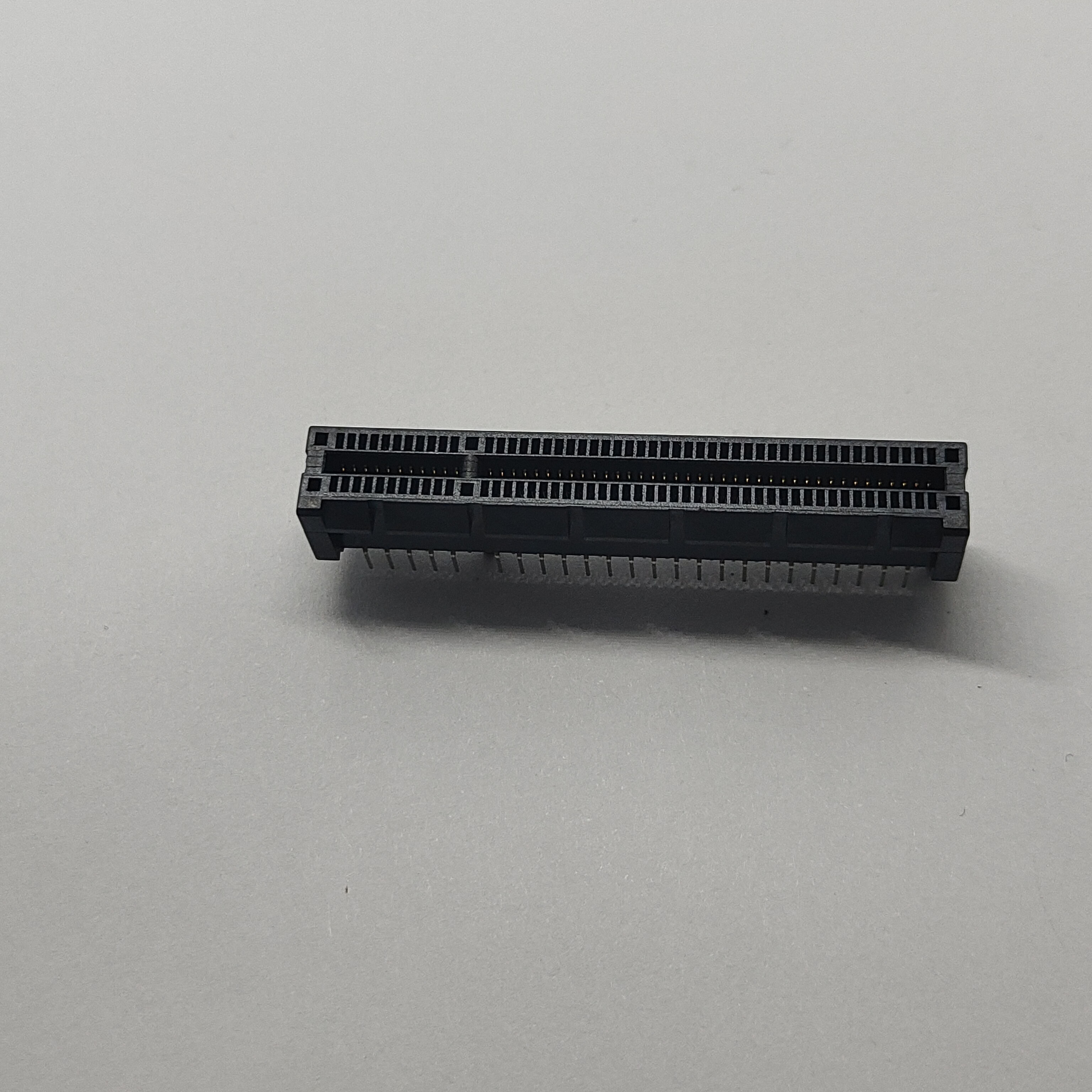 PCIe Gen4.0 16GT/s 98P Slot With Post, LCP Au15u'', 2.0mm PCB Thickness DIP Pin Length 3.1mm