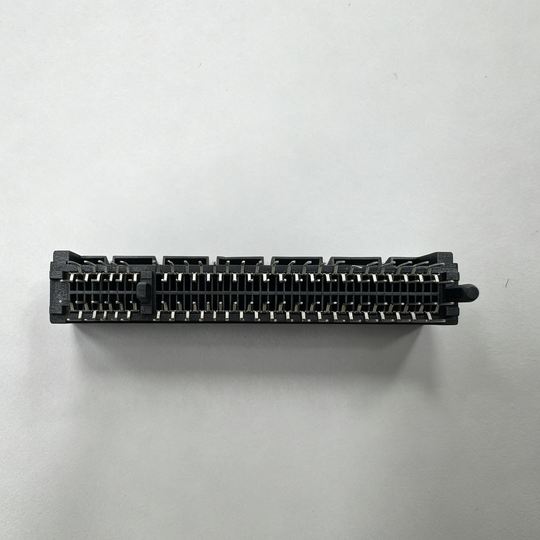 PCIe Gen4.0 98‑Pin Slot Connector, Shrouded Guide Post, DIP Black 3.1mm AuG/F