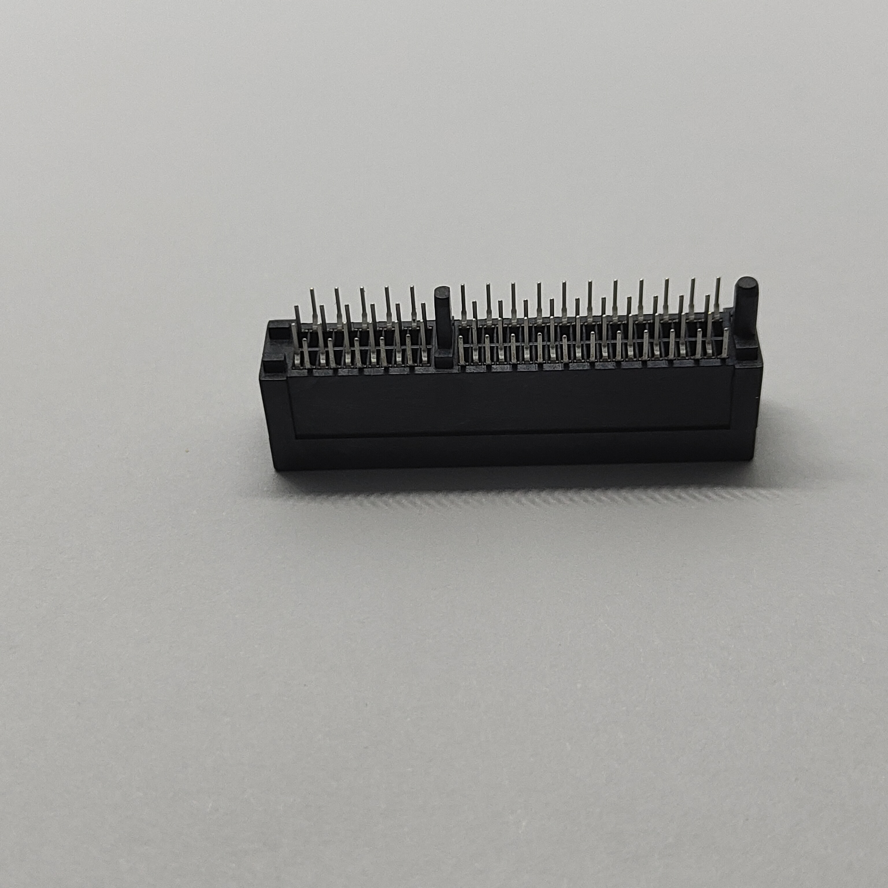 PCIe Gen4.0 (16GT/s) 64P Slot Wlth Post G/F BLACK TRAY DIM A=2.5