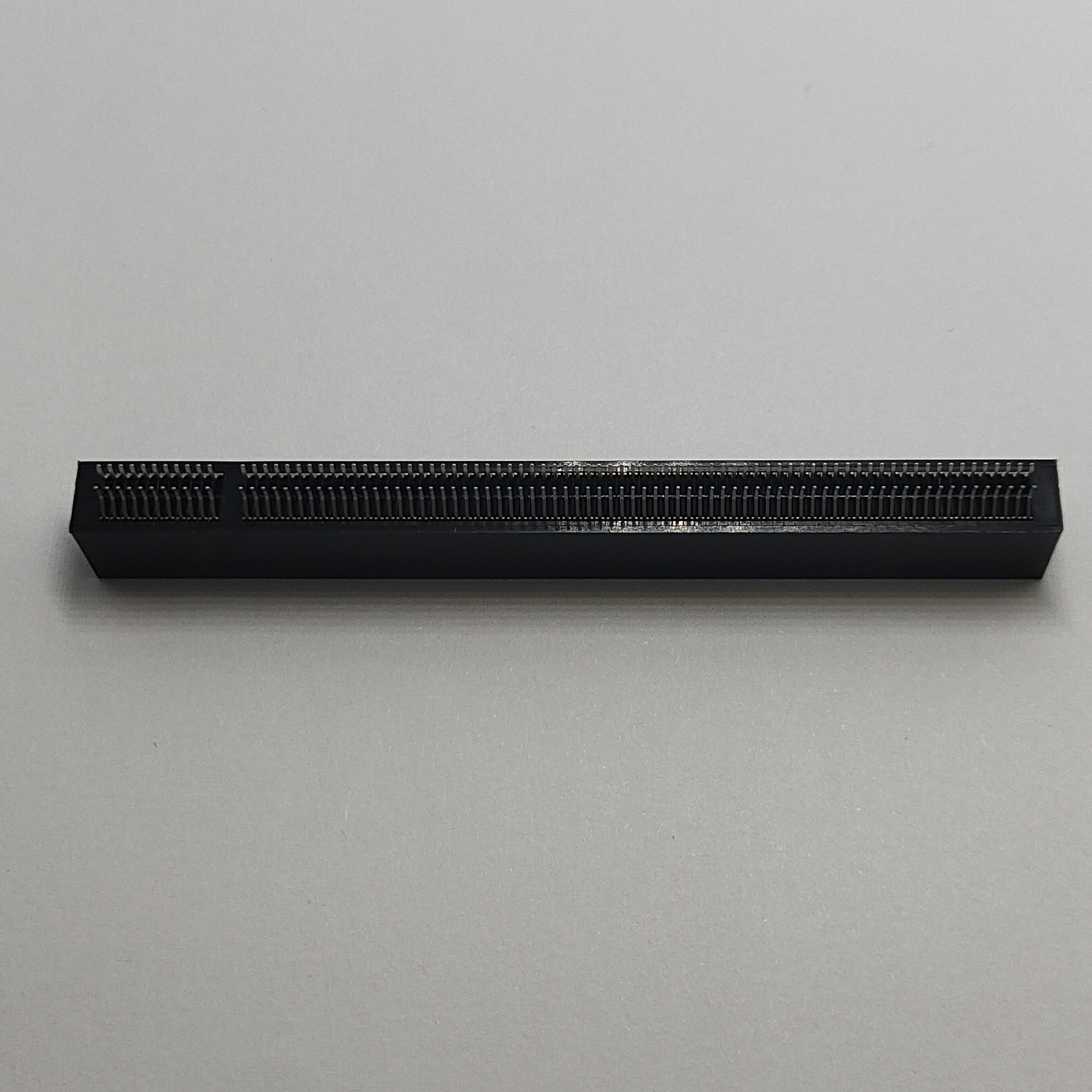 PCIe 164‑Pin Traditional Board‑Mount Connector, Non‑Rib, No‑Stand‑Off, Large Clip, PA66 Black, 3.85mm Pin Length, G/F Blister Tray Pack